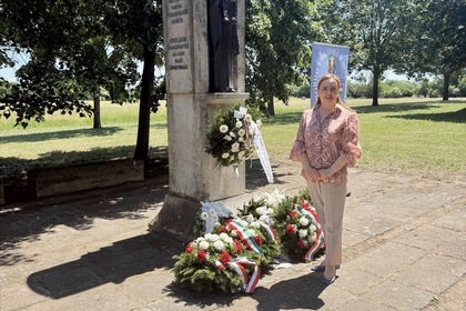 Поднасяне на венци на паметника на светите братя Кирил и Методий край Залавар, Унгария и посещение на посланик Мария Ангелиева в Основното училище с изучаване на български език, в Шармелек, Унгария