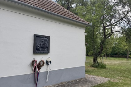 Посланик Мария Ангелиева посети родната къща-музей на унгарския поет, преводач и художник Ласло Наги