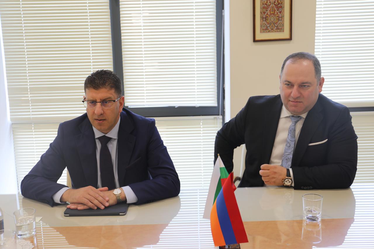 Проведена двустранна среща с върховния комисар по диаспората на Република Армения Заре Синанян