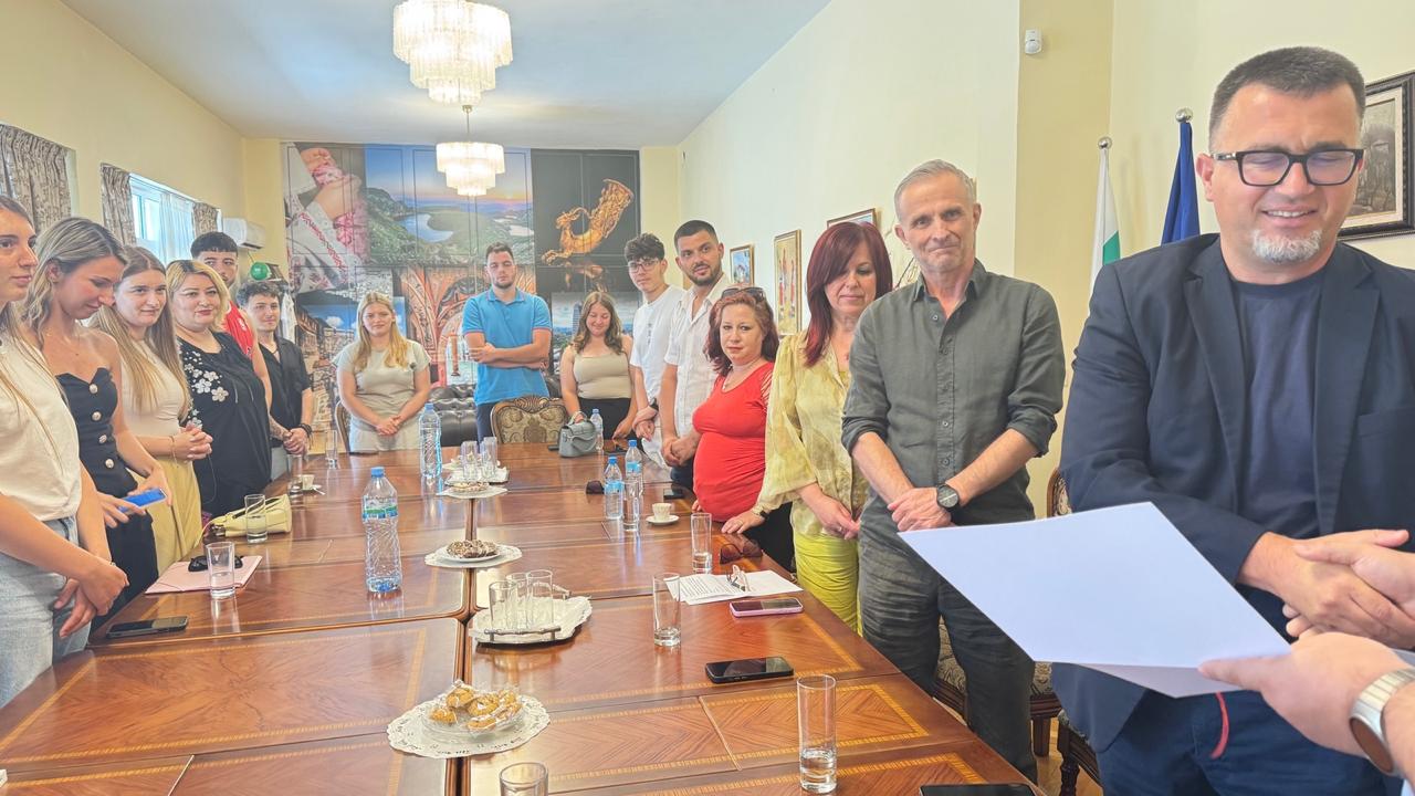 Në Ambasadën e Republikës së Bullgarisë në Tiranë u zhvillua një takim me pjesëmarrësit e Shkollës Verore për Gjuhën dhe Kulturën Bullgare