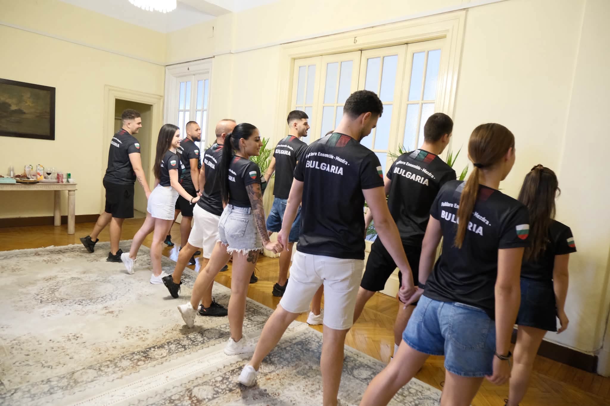 Екипът на Посолството на Република България в Кайро посрещна танцьорите от Фолклорен танцов ансамбъл „Мездра“