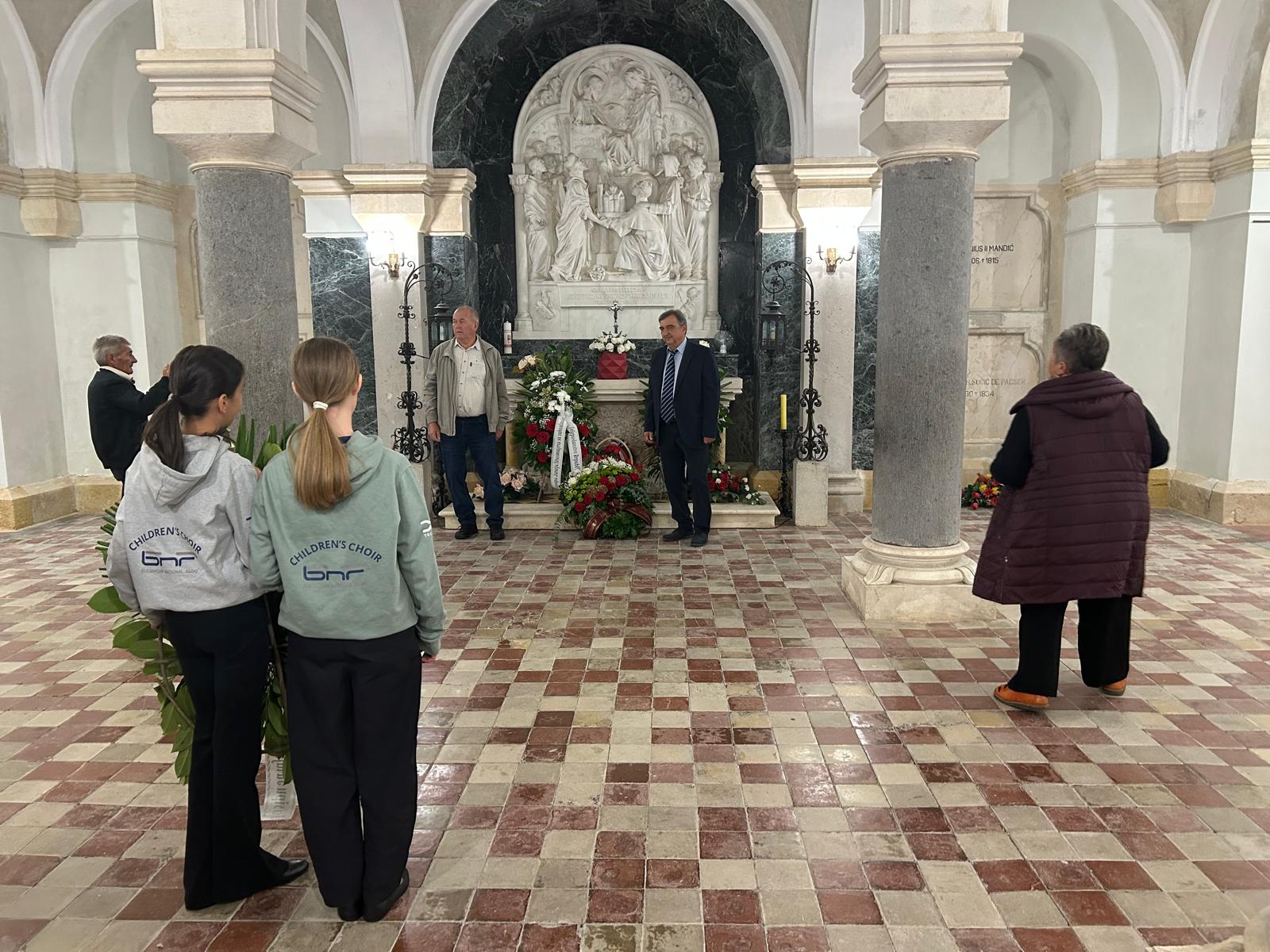 Традиционно поднасяне на венци на гроба на епископ Щросмайер в Джаково и концерти на Детския хор на БНР