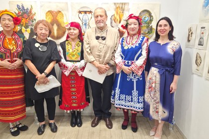 マリエタ・アラバジエヴァ駐日ブルガリア大使、東京でペタル・ボヤジエフ氏の版画展「寓話」を開幕