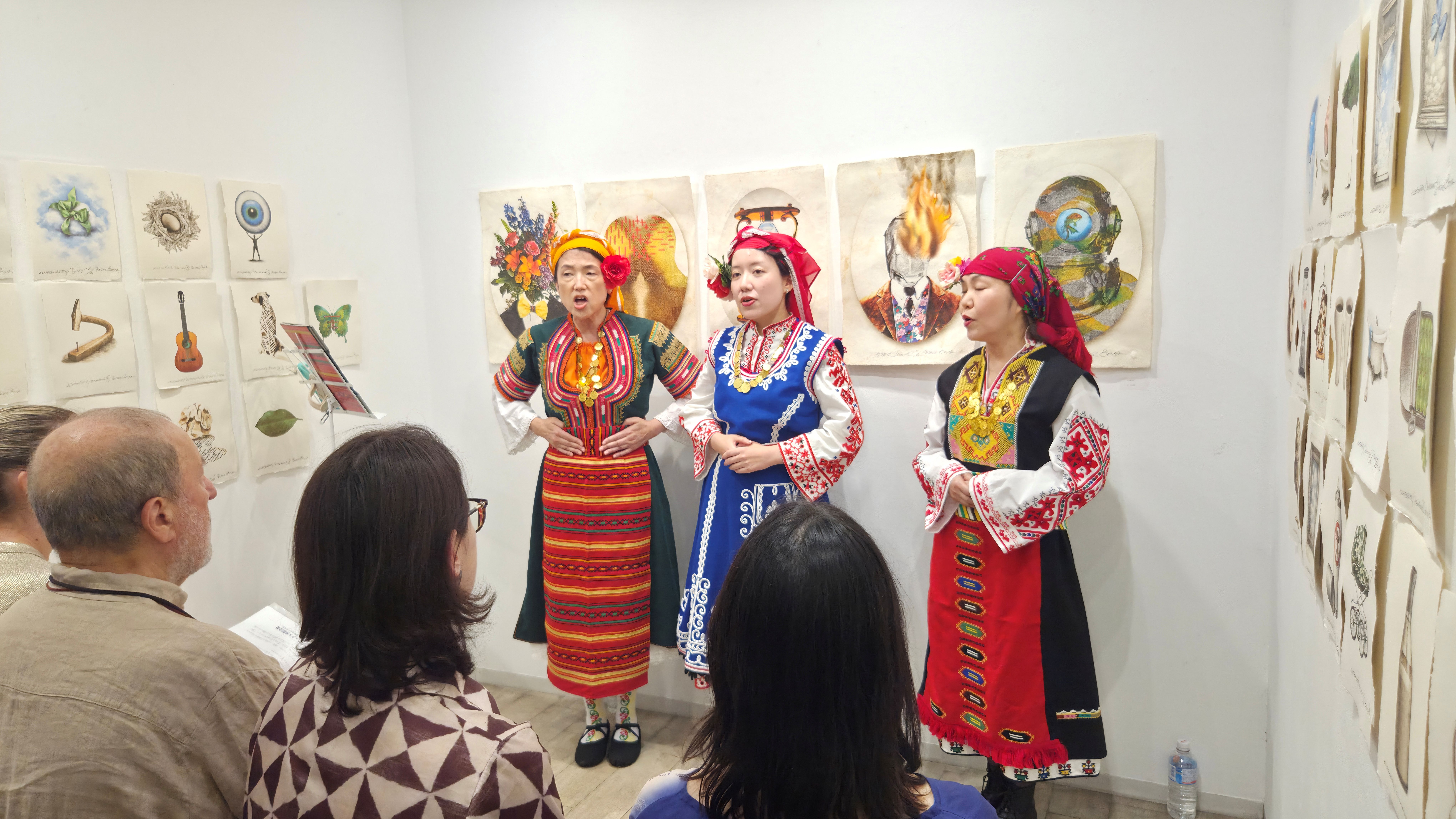 マリエタ・アラバジエヴァ駐日ブルガリア大使、東京でペタル・ボヤジエフ氏の版画展「寓話」を開幕