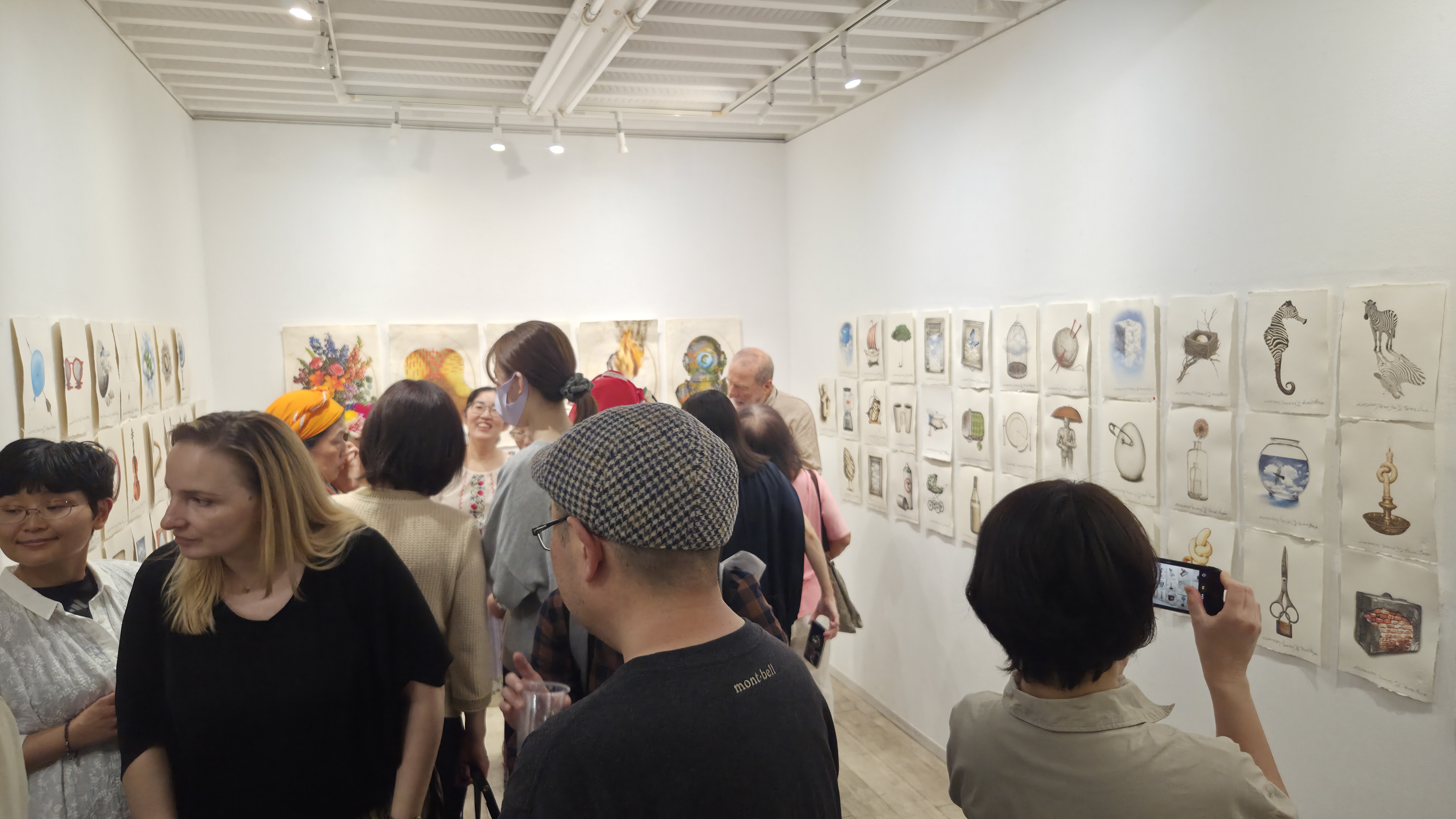 マリエタ・アラバジエヴァ駐日ブルガリア大使、東京でペタル・ボヤジエフ氏の版画展「寓話」を開幕