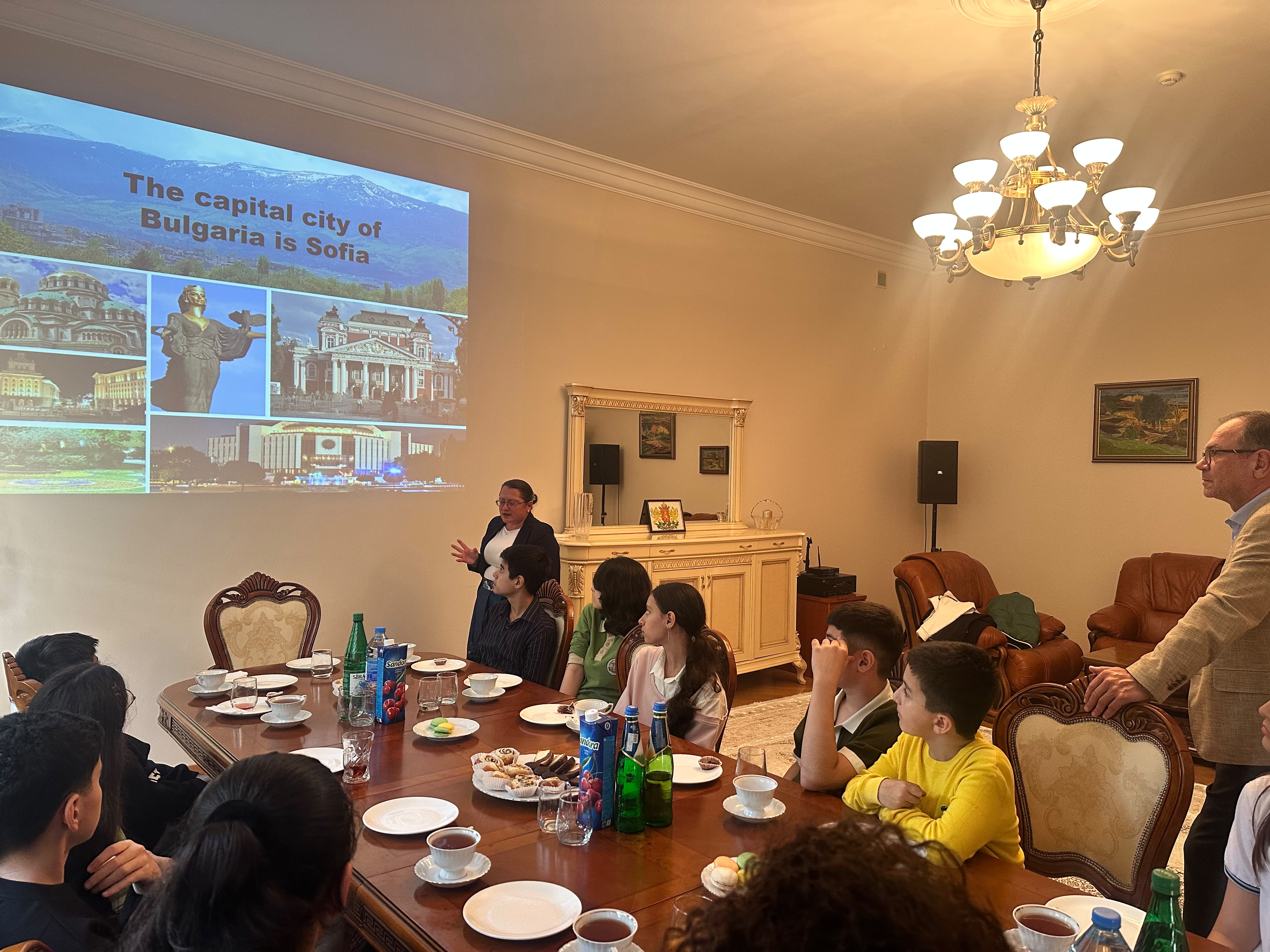Група ученици от "Azerbaijan Children Foundation" бяха приети в посолството на Република България в Баку 
