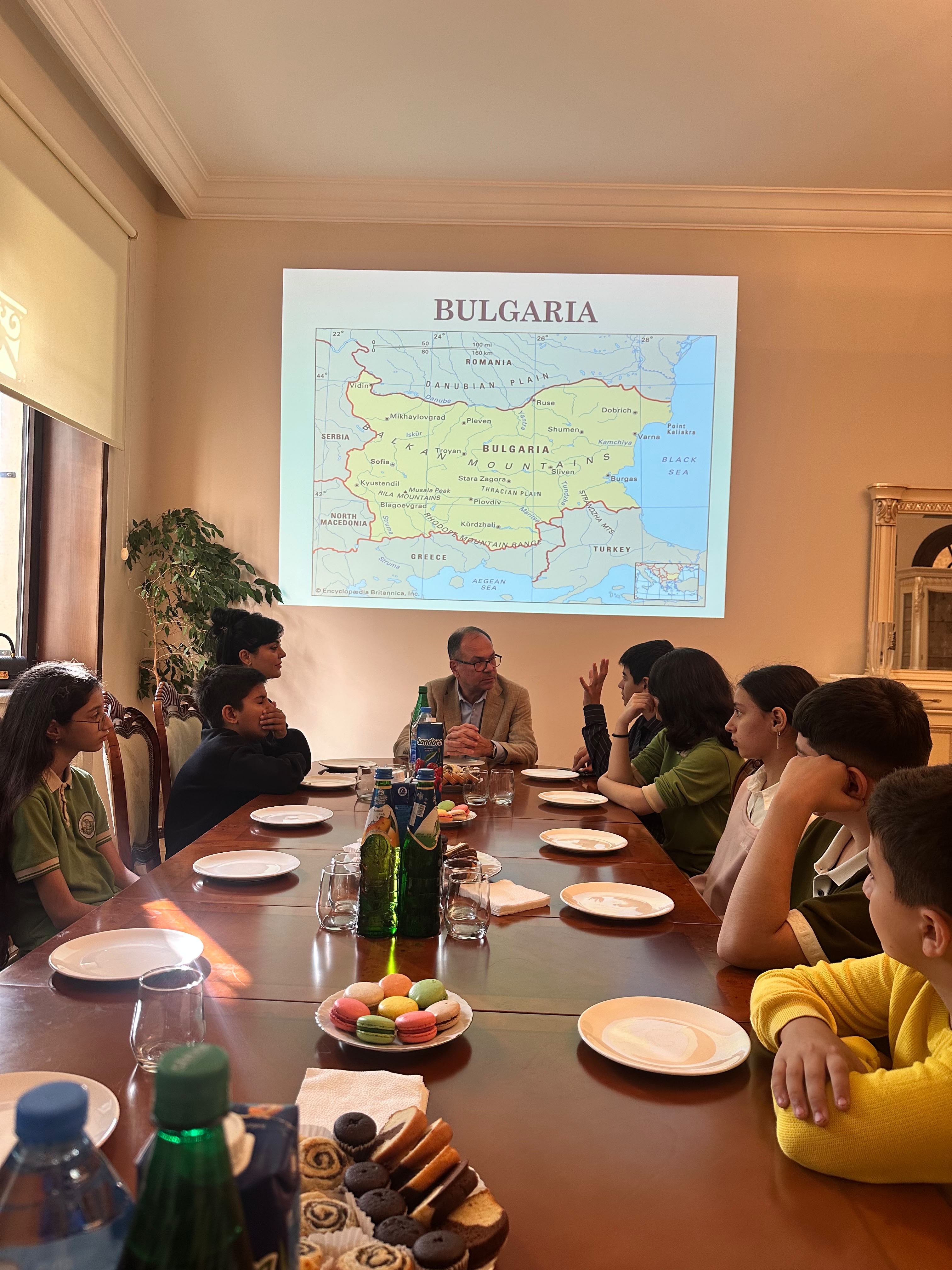 Група ученици от "Azerbaijan Children Foundation" бяха приети в посолството на Република България в Баку 