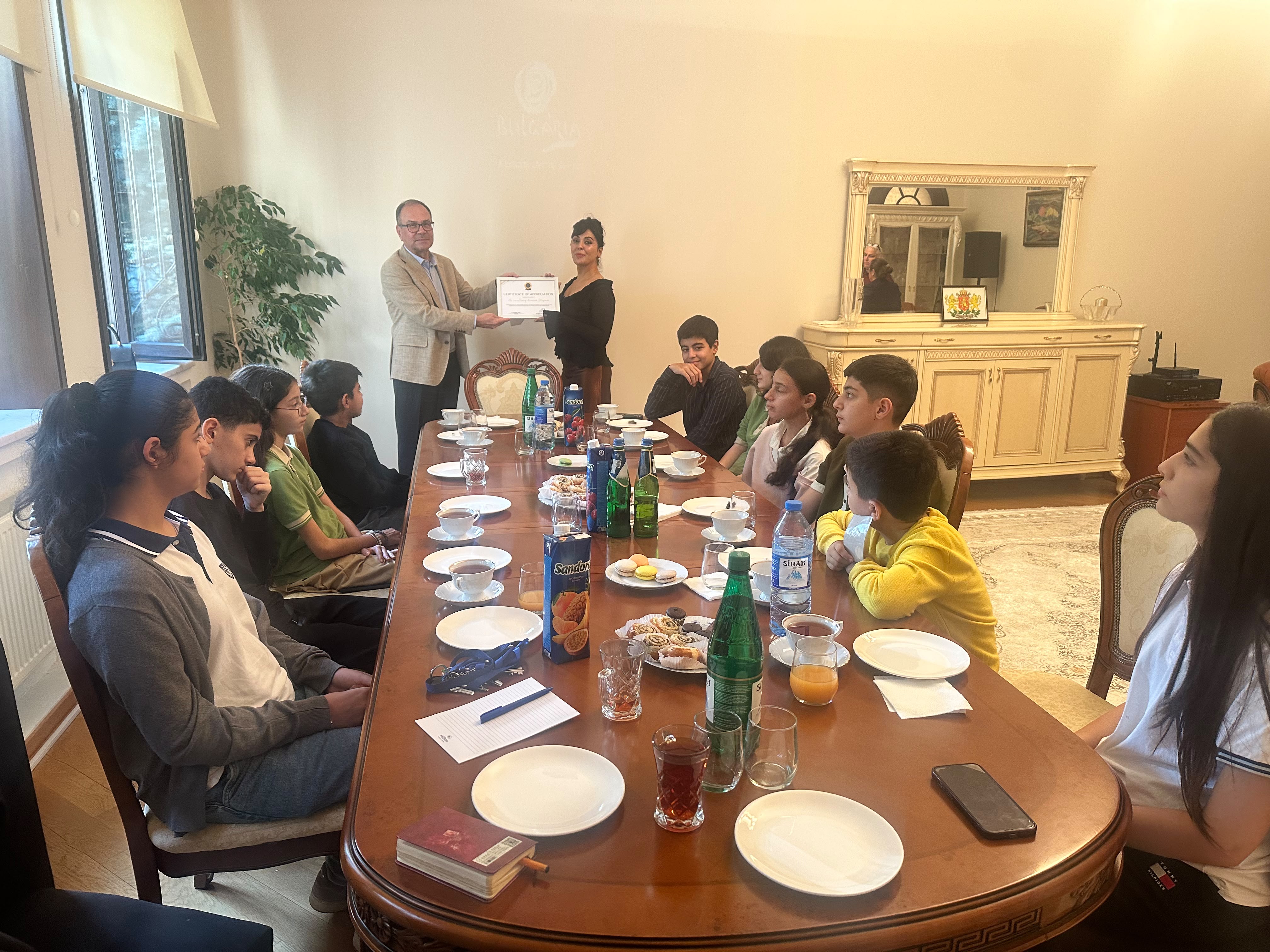 Група ученици от "Azerbaijan Children Foundation" бяха приети в посолството на Република България в Баку 