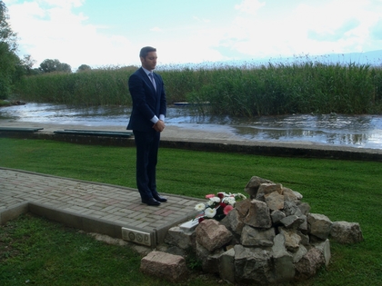 Българският външен министър поднесе цветя на паметника на загиналите българи при трагедията с кораба 