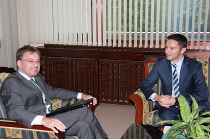 Министър Вигенин се срещна с френския посланик