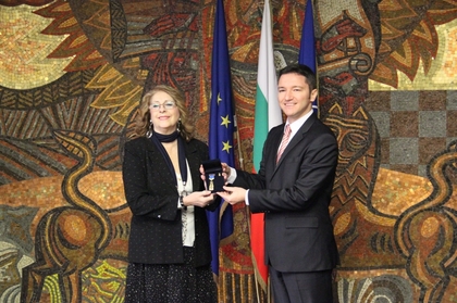Kristian Vigenin conferred the "Golden Laurel Bough" award on Ambassador Teresita Capote Camacho