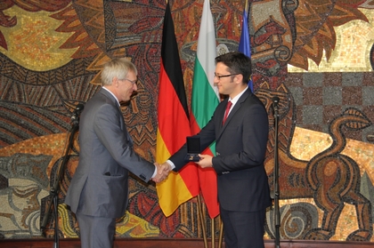 Kristian Vigenin conferred the "Golden Laurel Bough" award on Ambassador Matthias Höpfner