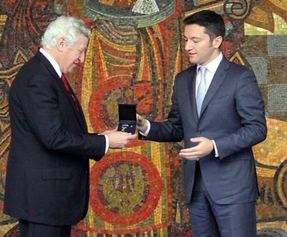 Minister Kristian Vigenin conferred the "Golden Laurel Bough" award on Pierre Vimont 