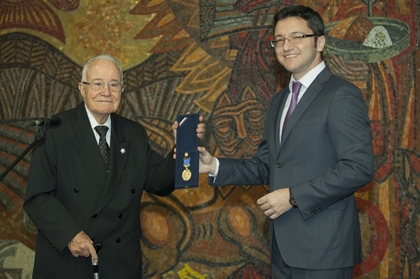  Minister Kristian Vigenin awards the golden badge of honor to Prof. Alexander Yankov 