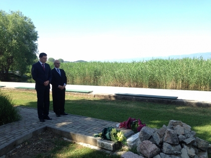 Minister Mitov laid flowers at the monument of Bulgarians who died in the Lake Ohrid tragic accident 