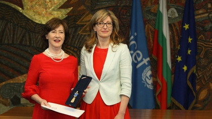 Minister Zaharieva Presents a Golden Laurel Branch to UNICEF Representative in Bulgaria María Conde