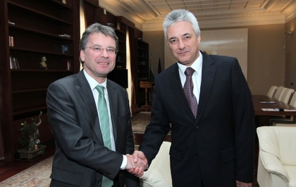 Министър-председателят и министър на външните работи Марин Райков разговаря с посланика на Франция
