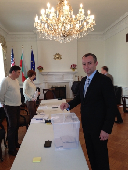 Министър Младенов гласува от Вашингтон на референдума