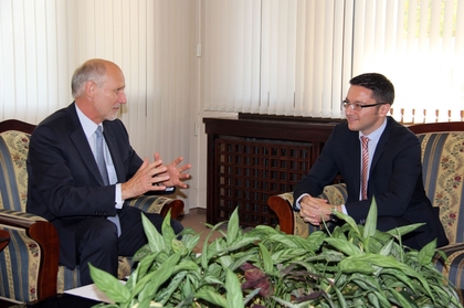 Министър Кристиан Вигенин разговаря с посланика на Австрия Герхард Райвегер