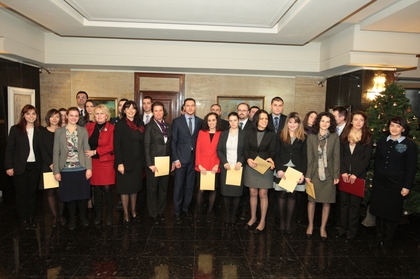 Министър Митов връчи сертификатите на стажант-аташетата от 12-тия Основен курс по дипломация „Симеон Радев”