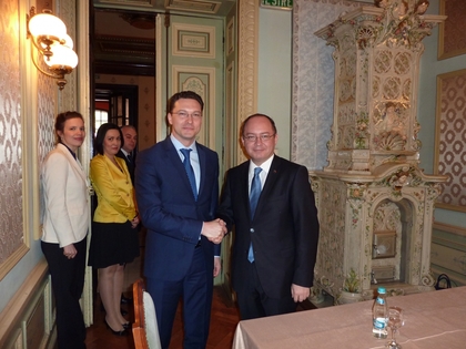 Министър Даниел Митов разговаря с румънския си колега Богдан Ауреску
