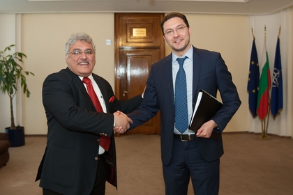 Министър Даниел Митов разговаря с новоназначения посланик на Държавата Кувейт в България