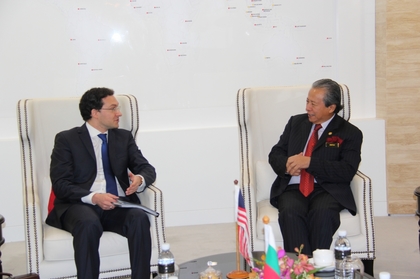 Министър Митов проведе среща с колегата си от Малайзия Анифа Аман