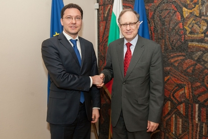 Министър Митов се срещна със заместник генералния секретар на НАТО Александър Върбшоу 