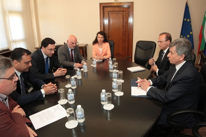 Министър Митов, министър Московски и български превозвачи се срещнаха с посланика на Гърция