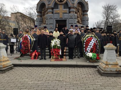 В Москве болгары отметили 3-е марта у памятника гренадерам