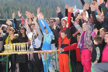 Министър Захариева премери сили с дипломатите скиори и награди най-добрите