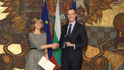 Вицепремиерът Екатерина Захариева връчи "Златна лаврова клонка" на изпълнителния директор на ЕВРОПОЛ