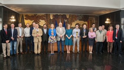 Вицепремиерът Захариева връчи купата на победителя в Първия турнир по шахмат за дипломати