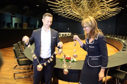 Екатерина Захариева подари на Гернот Блюмел 28 чана от Балкана по повод Председателството на Австрия на Съвета на ЕС