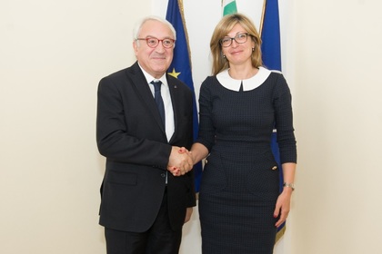 Министър Захариева се срещна с председателя на Организацията за европейско публично право 