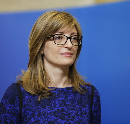 Екатерина Захариева: Приветстваме решението на парламента в Скопие