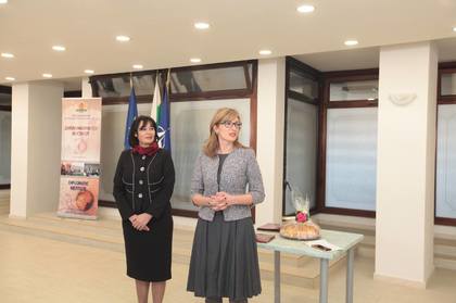 Министър Захариева връчи сертификати на стажант-аташета за края на курса им в Дипломатическия институт