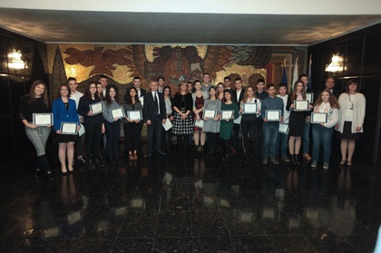 Екатерина Захариева награди младежките посланици на НАТО