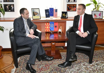 Среща на извънредния и пълномощен посланик  г-н Ангел Ангелов с председателя на Комисията за европейски въпроси в парламента на страната г-н Артан Груби
