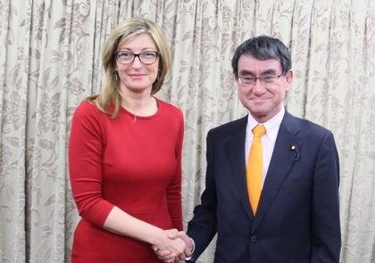 Вицепремиерът Захариева разговаря с японския си колега Таро Коно