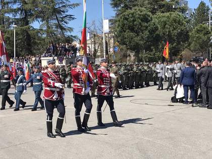Български гвардейци на военния парад в Тирана 