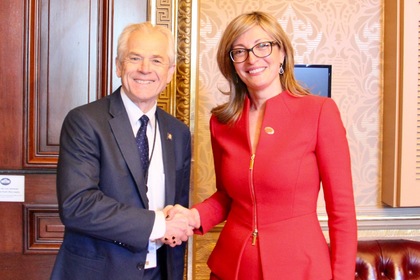 Вицепремиерът Захариева разговаря с Питър Наваро, специалния помощник на президента Тръмп и директор на Офиса по търговия и индустрия