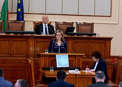 Екатерина Захариева: Работим за изпращане на български учители в Албания