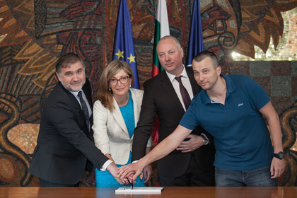 Екатерина Захариева валидира пощенска марка за 140 г. от създаването на МВнР