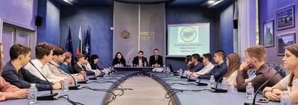 Заместник-министър Георгиев се срещна с възпитаници от Първа езикова английска гимназия 