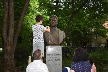 Български ученици почистиха бюст-паметниците на Васил Левски и Христо Ботев в Букурещ