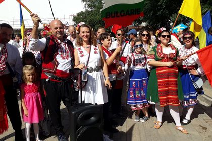 Българската танцова формация „От извора“ участва в празника на знамената в Лион