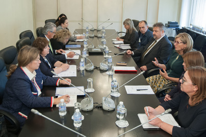 Екатерина Захариева инициира среща по повод консулските заверки в чужбинa