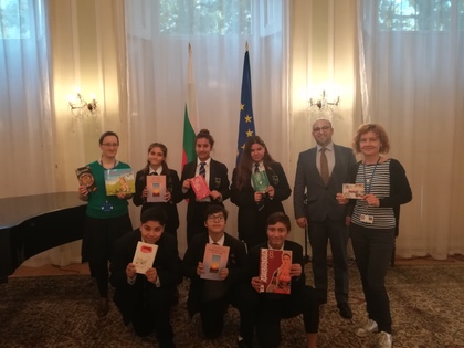 Учители и български ученици от училище „Грейг сити академи“ посетиха Посолството 