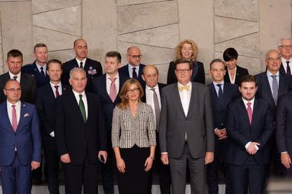 Екатерина Захариева пред колегите си в НАТО: България тази година надхвърли 3 % от БВП в разходите си за отбрана